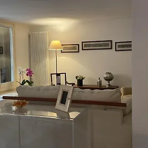 Casa Fiorita Appia Antica Roma